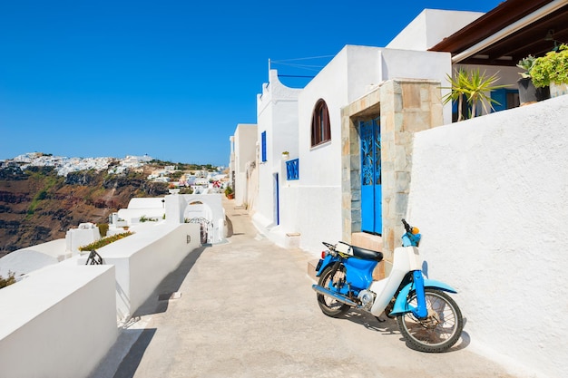 Hermosa calle con arquitectura blanca en la isla de Santorini, Grecia. Destino de viaje famoso