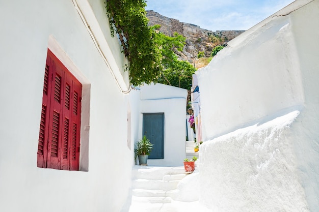 Hermosa calle en Atenas, Grecia. Arquitectura cicládica nacional en el antiguo distrito de Plaka