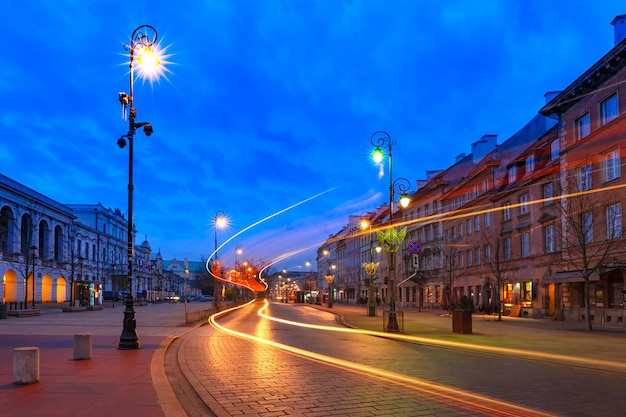 Hermosa calle en el casco antiguo de Varsovia, Polonia