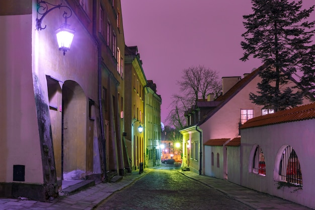 Hermosa calle en el casco antiguo de Varsovia, Polonia