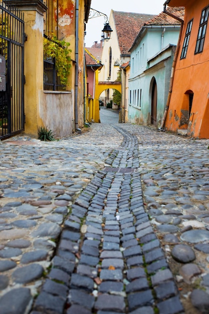 Hermosa calle en el casco antiguo