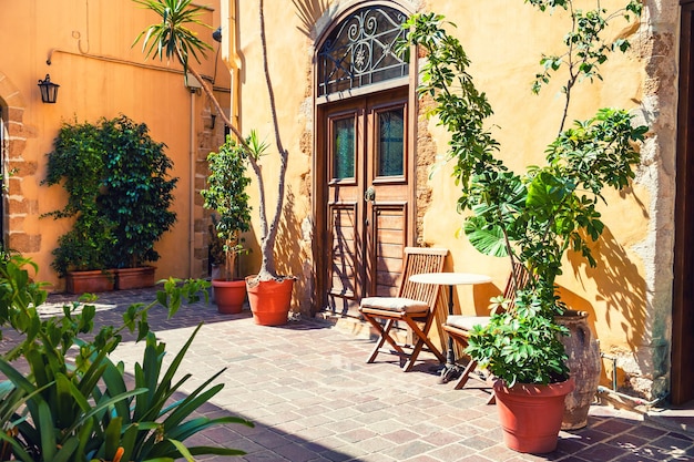 Hermosa calle en Chania, isla de Creta, Grecia. Paisaje de verano