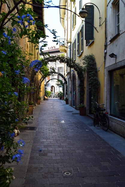 Hermosa calle en Como, Italia