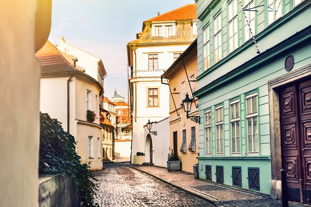 Hermosa calle con edificios antiguos en Praga, República Checa.