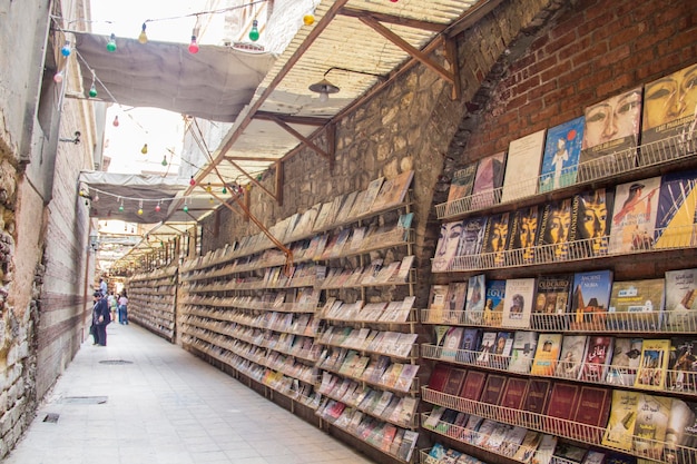 Hermosa calle histórica con comercio de libros en Copto El Cairo, Egipto