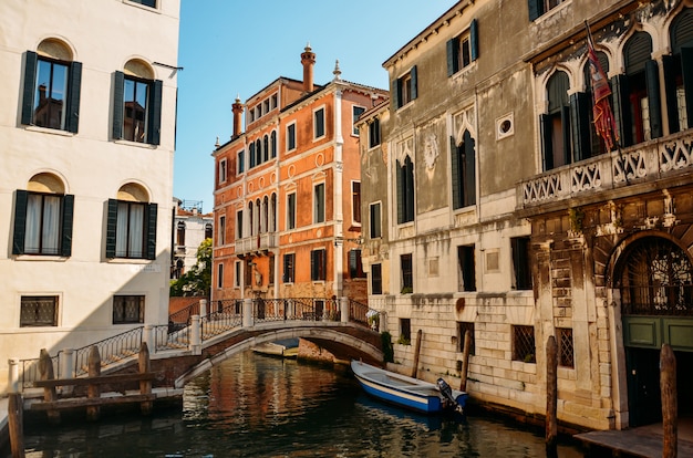 Hermosa calle veneciana en día de verano, italia. venecia, hermosa ciudad italiana romántica en el mar con gran canal y góndolas, italia.