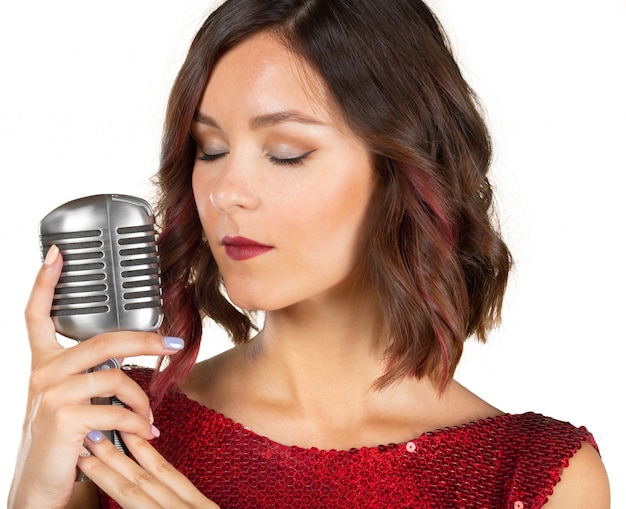 Foto hermosa cantante cantando una canción