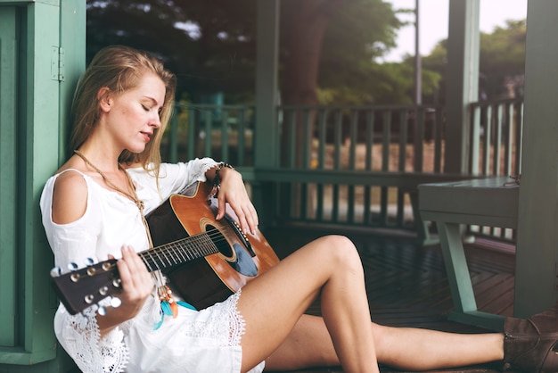 Hermosa cantante compositora con su guitarra