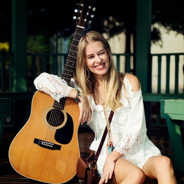 Hermosa cantante compositora con su guitarra