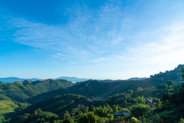 Hermosa capa de montaña con cielo azul