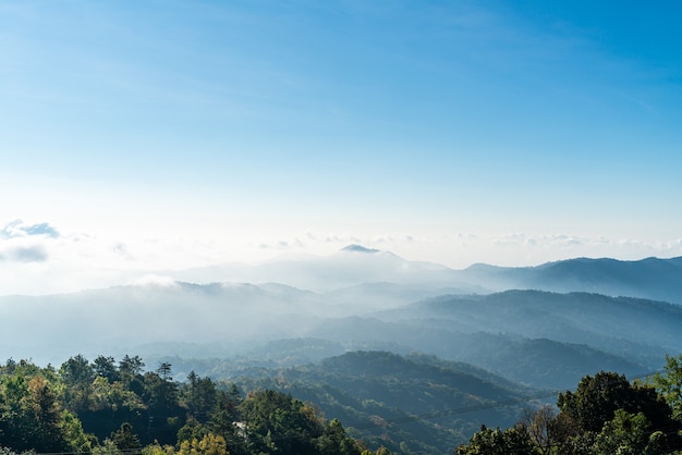 Hermosa capa de montaña con nubes y amanecer en Chiang Mai en Tailandia