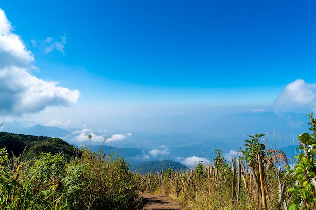 Hermosa capa de montaña con nubes y cielo azul en Kew Mae Pan Nature Trail en Chiang Mai, Tailandia