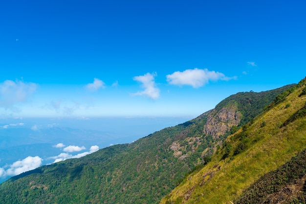 Hermosa capa de montaña con nubes y cielo azul en Kew Mae Pan Nature Trail en Chiang Mai, Tailandia