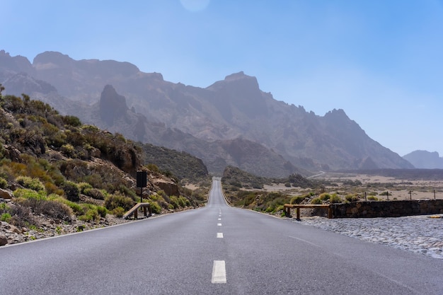 Hermosa carretera junto al mirador Llano de Ucanca en el Parque Natural del Teide en Tenerife Islas Canarias