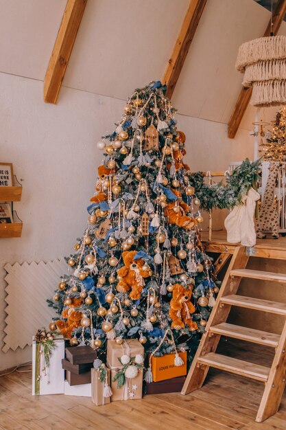 Hermosa casa con adornos navideños