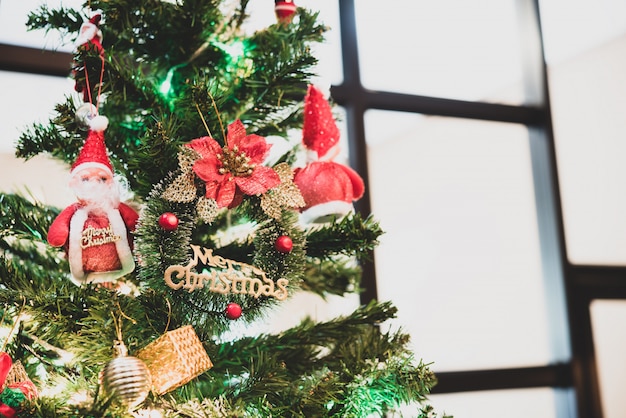 Hermosa casa decorada árbol de navidad con santa