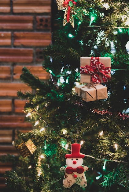 Hermosa casa decorada árbol de navidad con santa