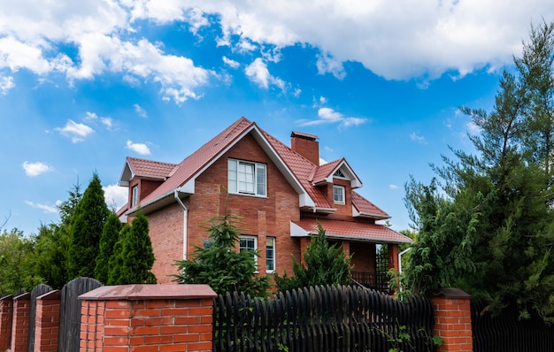 Foto hermosa casa familiar con arboles