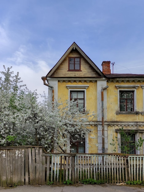 Hermosa casa histórica en primavera