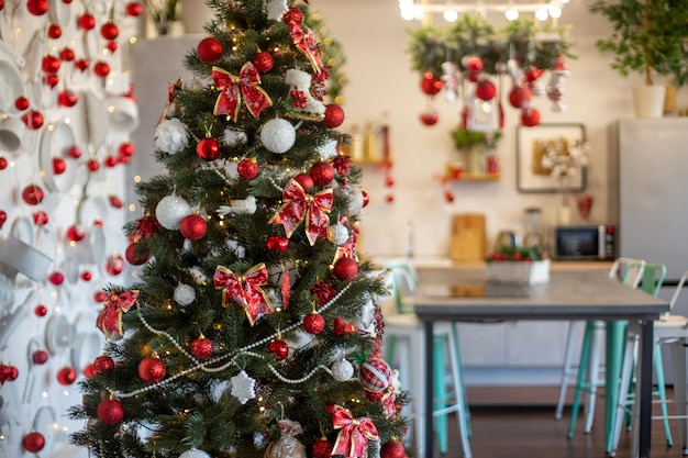 Hermosa casa interior de cocina decorada para la celebración de Navidad árbol de Navidad decorado en rojo