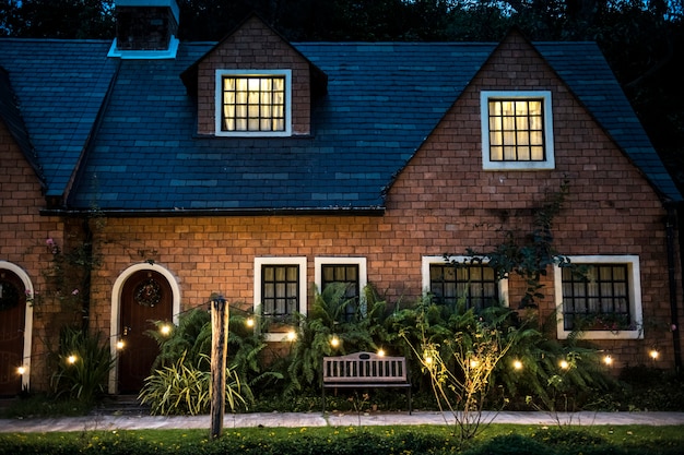 Hermosa casa de ladrillo rojo con luces decorativas