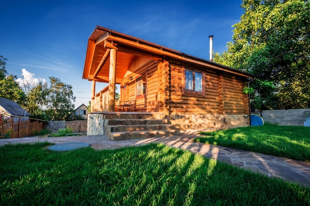 Hermosa casa de madera con césped.