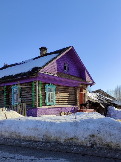 Hermosa casa de madera en el pueblo