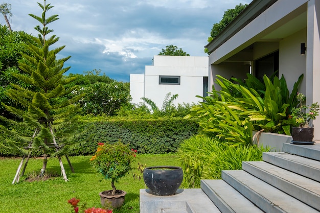 Foto hermosa casa moderna en entorno natural