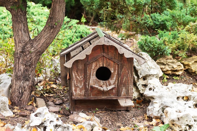 Hermosa casa para pájaros vintage de madera o casa de ardilla