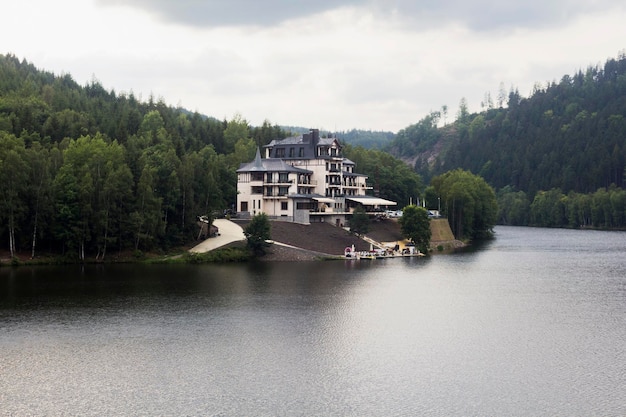 Hermosa casa en el río