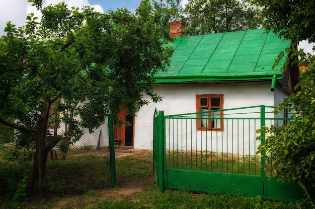 Hermosa casa ucraniana antigua en el pueblo