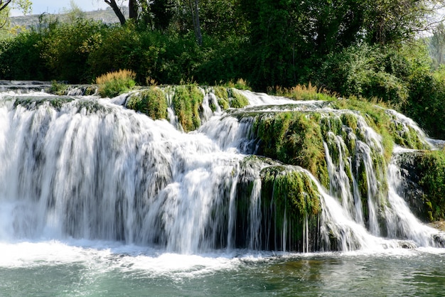 Hermosa cascada de agua caída