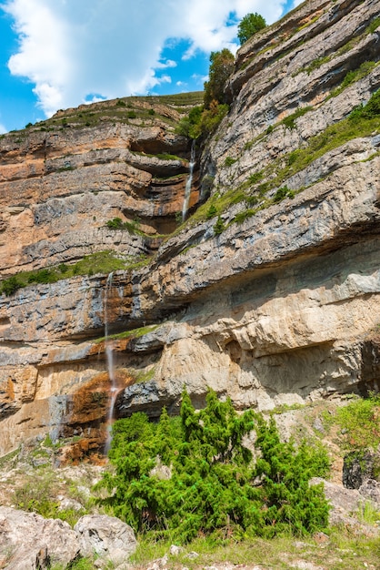 Hermosa cascada alta en las montañas