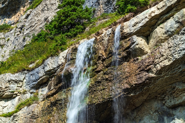 Hermosa cascada alta en las montañas