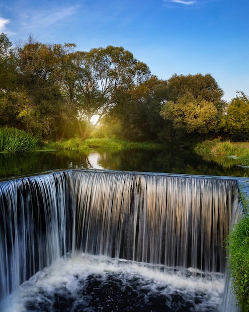 Una hermosa cascada artificial para nadar en verano en la ciudad de Satanov