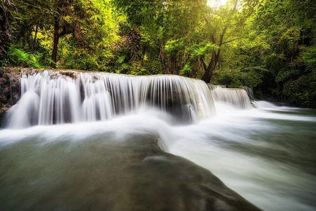 Hermosa cascada en el bosque, cascada de huay mae khamin