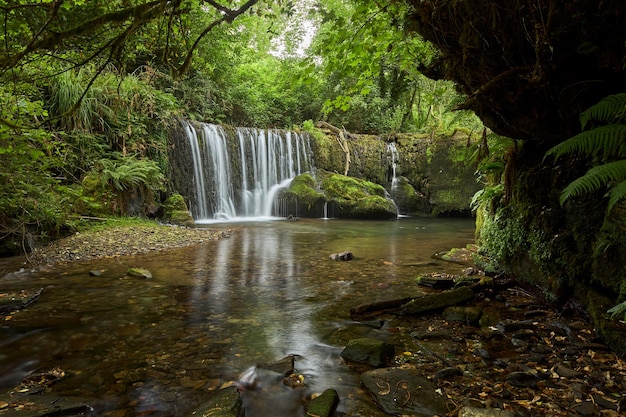 Hermosa cascada en un bosque en Galicia España conocida con el nombre de San Pedro de Incio