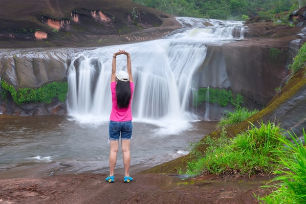 Hermosa cascada en el bosque lluvioso en la provincia de Bueng Kan, Tailandia