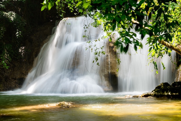 Hermosa cascada en el bosque del parque nacional en la cascada de Huai Mae Khamin