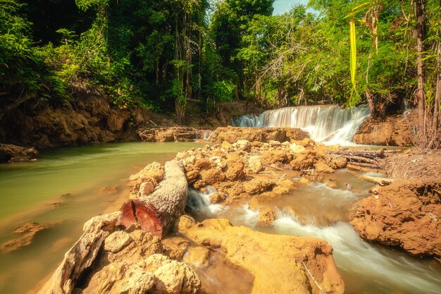 Hermosa cascada en el bosque profundo en el Parque Nacional Srinakarin Dam