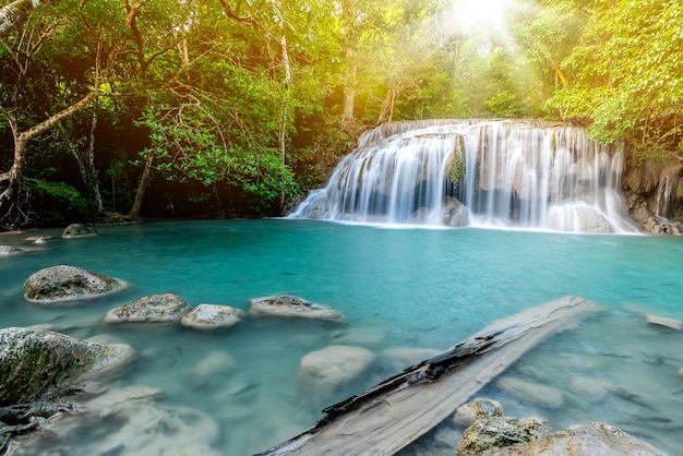 hermosa cascada en el bosque. Viajes y vacaciones en Tailandia.