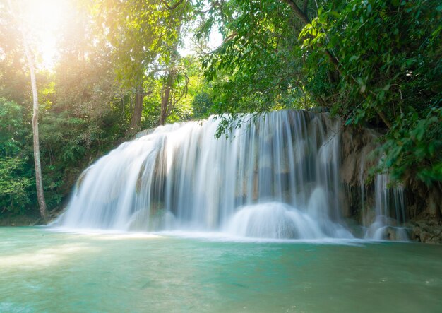 Foto hermosa cascada cascada de erawan en la provincia de kanchanaburi en el oeste de tailandia