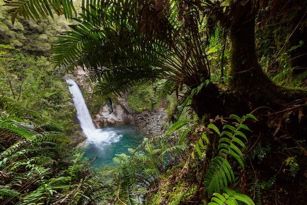 Hermosa cascada en Chile, América del Sur.