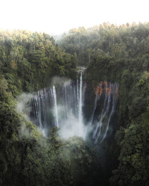 Foto hermosa cascada de coban sewu en java, indonesia