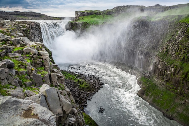 Hermosa cascada Dettifoss en Islandia