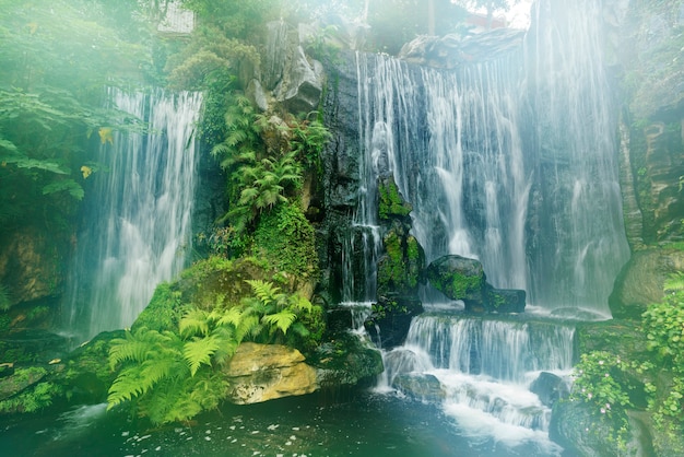 Hermosa cascada en la esquina en el templo de Lungshan de Manka en el distrito de Wanhua, Taipei, Taiwán.