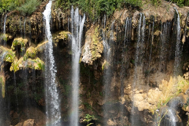 Hermosa cascada foto fondo campo rocoso