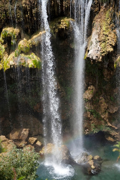 Hermosa cascada foto fondo campo rocoso