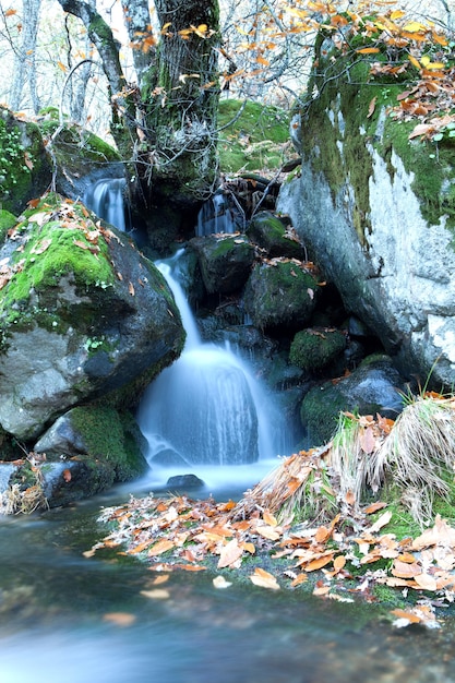 Hermosa cascada y grandes rocas