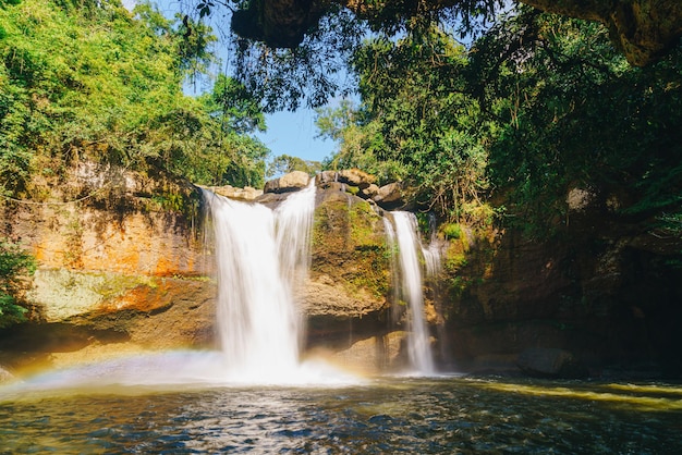 Foto hermosa cascada haew suwat en el parque nacional khao yai en tailandia